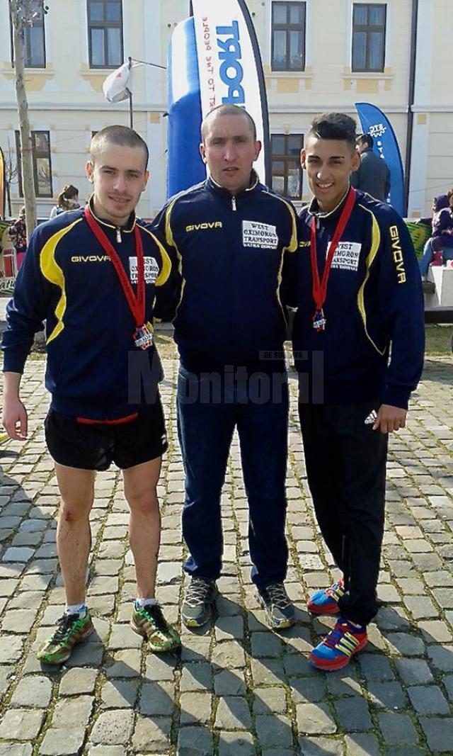 Cei doi medaliați din județul Suceava, Andrei Leancă și Dorin Rusu alături de antrenorul Cristian Prâsneac