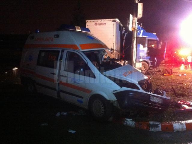 Ambulanţa aflată în misiune a fost izbită de un tir cu numere de Suceava