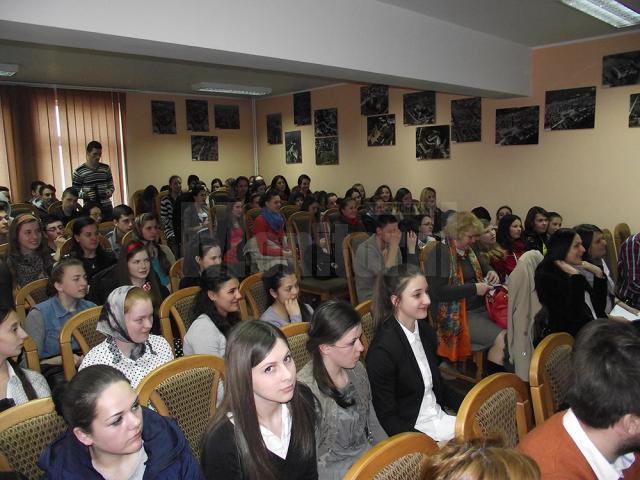 Momente lirice, expoziţie de afişe şi muzică folk, la Colegiul Tehnic „Petru Muşat”