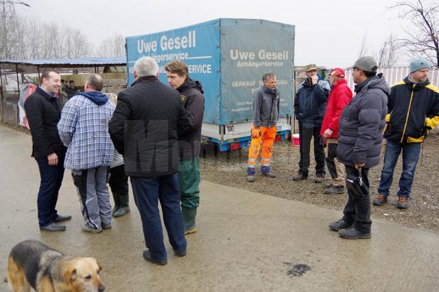 Voluntarii germani, muncind să ofere condiţii cât mai bune câinilor din adăpostul de animale al Sucevei
