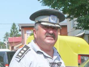 Agentul Constantin Parasca, în vârstă de 59 de ani, fost şef al Poliţiei Locale Fălticeni, a fost lovit în două rânduri cu pumnul, în zona feţei