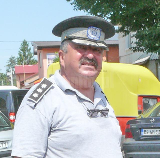 Agentul Constantin Parasca, în vârstă de 59 de ani, fost şef al Poliţiei Locale Fălticeni, a fost lovit în două rânduri cu pumnul, în zona feţei