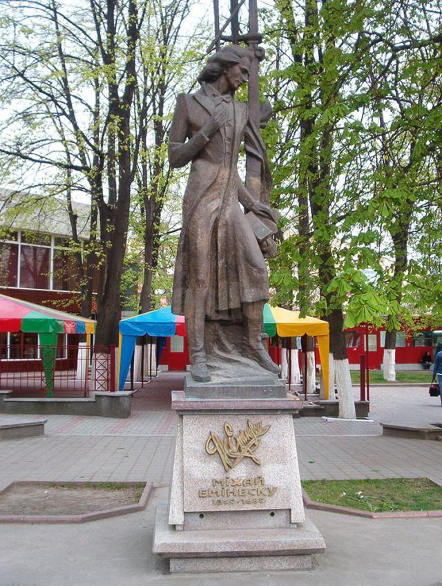 Sculptorul Dumitru Gorşchovschi, autorul monumentului lui Mihai Eminescu din Cernăuţi, a plecat să-şi întâlnească idolul