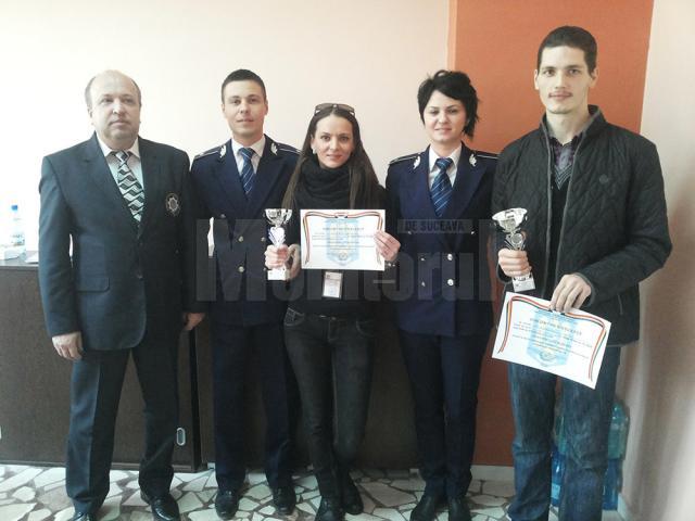 Câştigătorii Cupei Presei la Tir, alături de reprezentanţi ai IPJ Suceava
