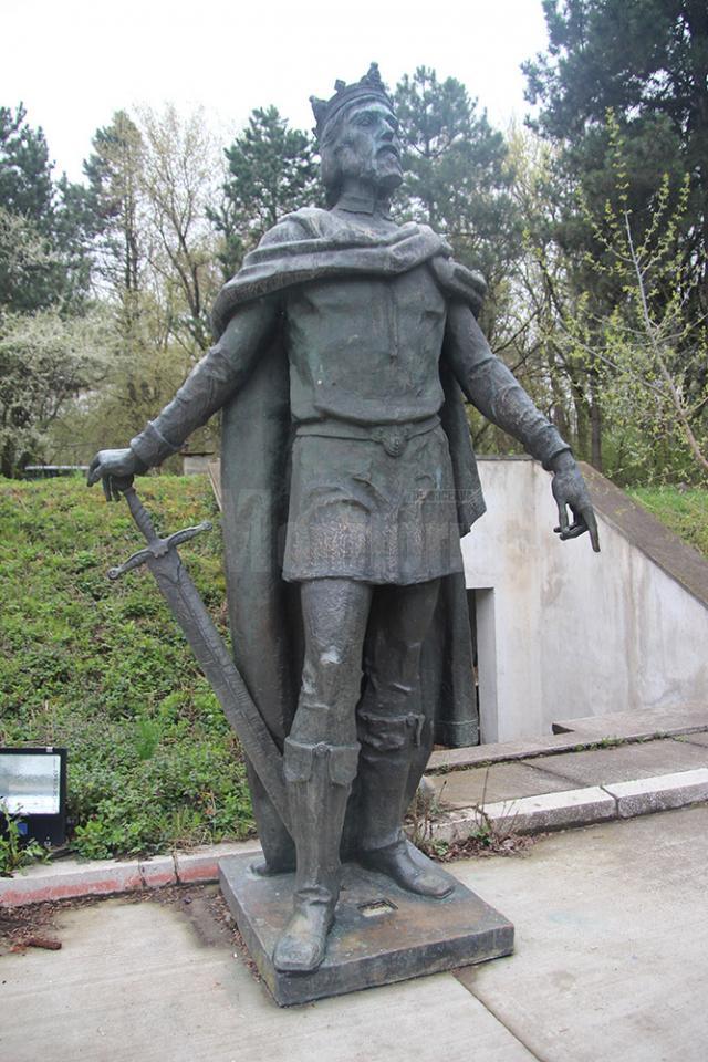 Statuia domnitorului moldovean Petru I Mușat (1375-1391) ar putea reveni curând în zona centrală a municipiului Suceava