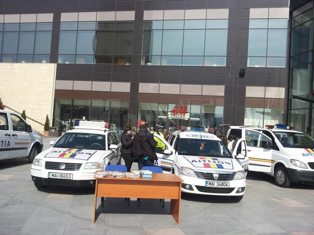 Autospeciale ale politiei au fost aduse în faţa mall-ului