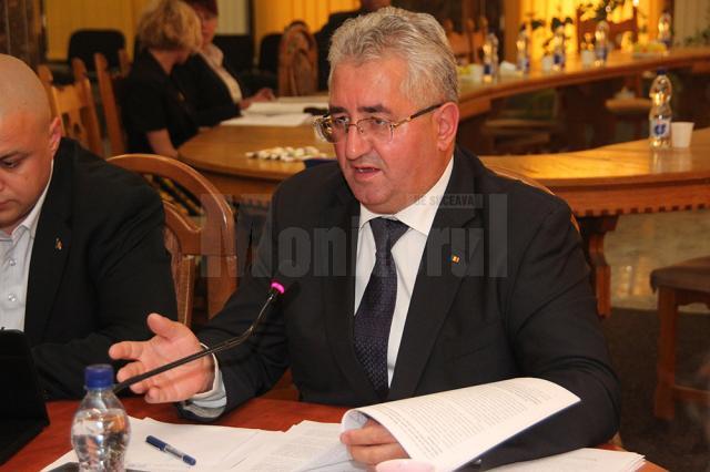 Primarul Ion Lungu, iniţiatorul proiectului de acordare a burselor pentru elevii suceveni