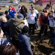 Copii cu dizabilităţi din Suceava şi Spătăreşti au plantat ieri 12 copaci în curtea Centrului de Recuperare „Blijdorp”