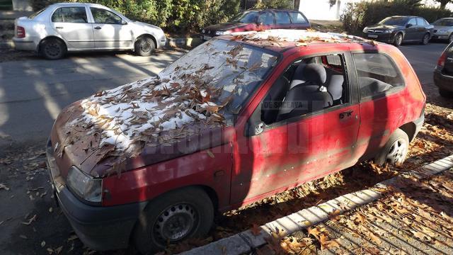 Maşină abandonată pe strada Mihai Viteazu ani de zile, ridicată între timp de proprietari, ca urmare a somaţiilor primite