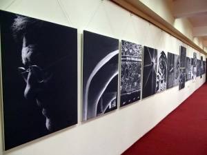 Expoziţia etalează 45 de fotografii alb-negru