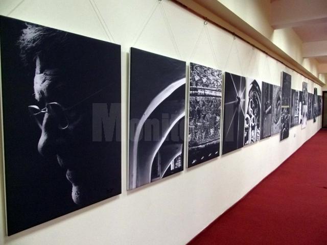 Expoziţia etalează 45 de fotografii alb-negru
