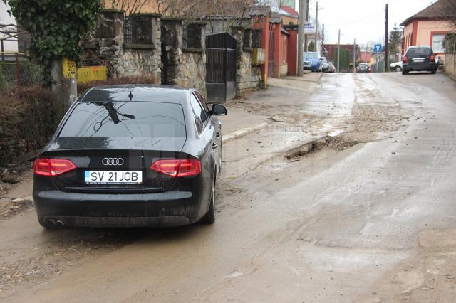 Un adevărat crater a apărut pe str. 6 Noiembrie acolo unde s-au înlocuit reţelele de canalizare