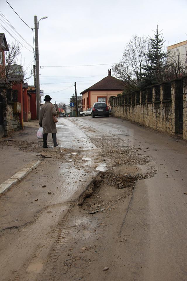 Un adevărat crater a apărut pe str. 6 Noiembrie acolo unde s-au înlocuit reţelele de canalizare