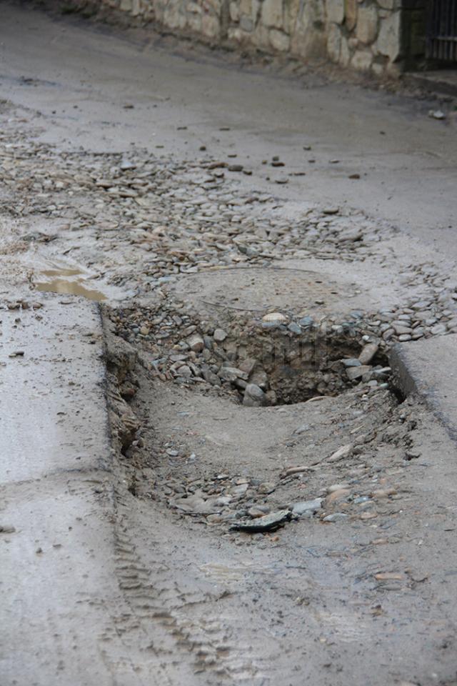 Un adevărat crater a apărut pe str. 6 Noiembrie acolo unde s-au înlocuit reţelele de canalizare