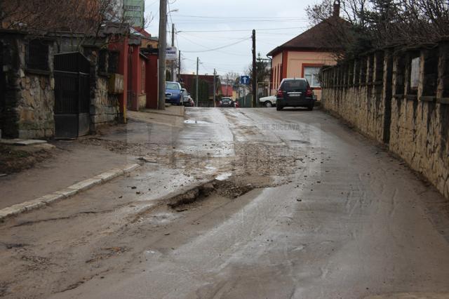 Un adevărat crater a apărut pe str. 6 Noiembrie acolo unde s-au înlocuit reţelele de canalizare