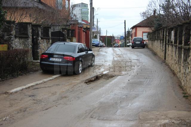 Un adevărat crater a apărut pe str. 6 Noiembrie acolo unde s-au înlocuit reţelele de canalizare