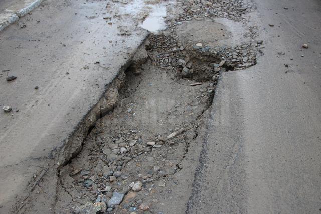 Un adevărat crater a apărut pe str. 6 Noiembrie acolo unde s-au înlocuit reţelele de canalizare