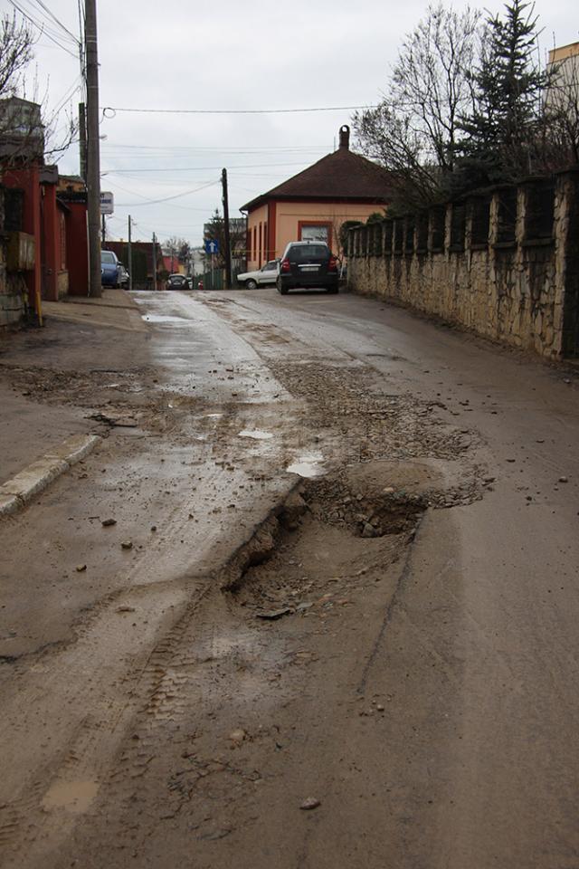 Un adevărat crater a apărut pe str. 6 Noiembrie acolo unde s-au înlocuit reţelele de canalizare