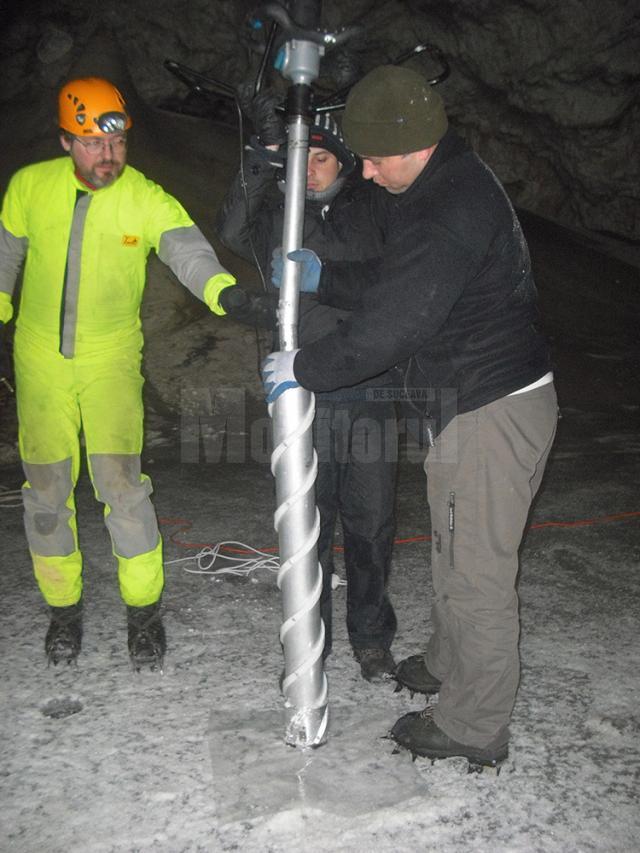 Echipa de cercetători a forat în gheaţă, la 13 metri adâncime