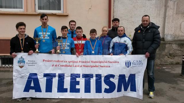 O parte din atleții de la CSM Suceava medaliați la naționalele de marș, alături de antrenorii Radu Mihalescu și Silviu Casandra