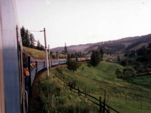 Trenul Iaşi-Timişoara, între Valea Putnei şi Mestecăniş, în anii 1990, când avea peste 10 vagoane si era tractat de două locomotive. Foto: Razvan Varna-forumtrenuri.com