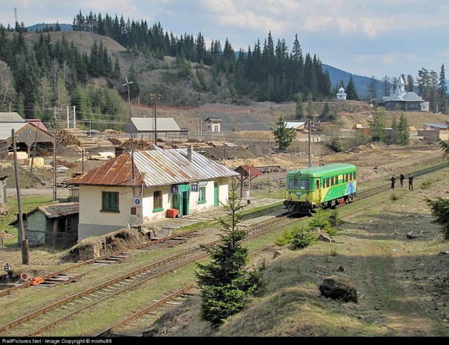 Automotorul care a circulat până acum câţiva ani pe linia Floreni - Dornişoara ( sursa : http://www.railpictures.net/viewphoto.php?id=361795&nseq=14 )