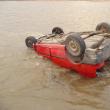 Autoturismul a plonjat în apă, unde s-a răsturnat, tânărul rămânând captiv în maşină