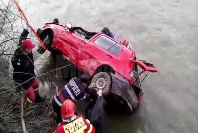 Un tânăr de 29 de ani, profesor de sport, a murit după ce s-a răsturnat cu maşina în râul Bistriţa