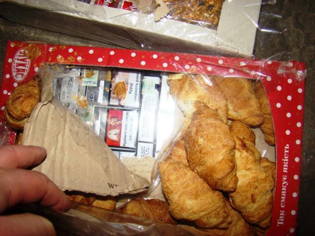 Ţigări de contrabandă ascunse în cutii de prăjituri