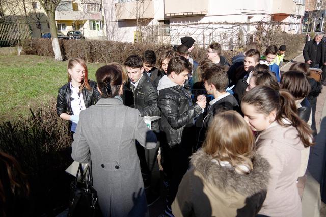 Elevii clasei a VIII-a B de la Şcoala Gimnazială „Ion Creangă”, voluntari la campania de curăţenie de primăvară