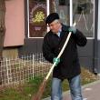 Primarul Ion Lungu a ieşit la măturat străzile Sucevei, pentru al 11-lea an consecutiv