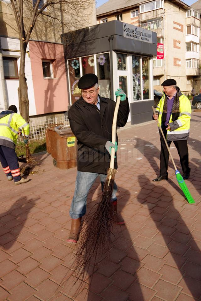 Primarul Ion Lungu a ieşit la măturat străzile Sucevei, pentru al 11-lea an consecutiv