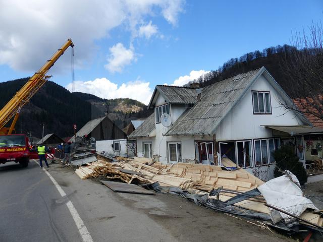 Două case au fost avariate în urma accidentului
