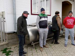 O parte dintre localnicii care şi-au cerut banii restanţi pentru laptele predat