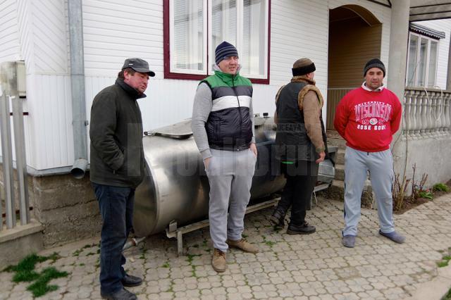 O parte dintre localnicii care şi-au cerut banii restanţi pentru laptele predat