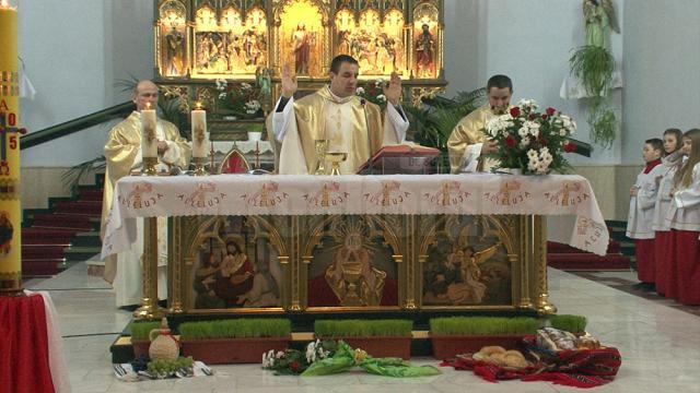Mii de credincioşi catolici din judeţ au întâmpinat Paştele