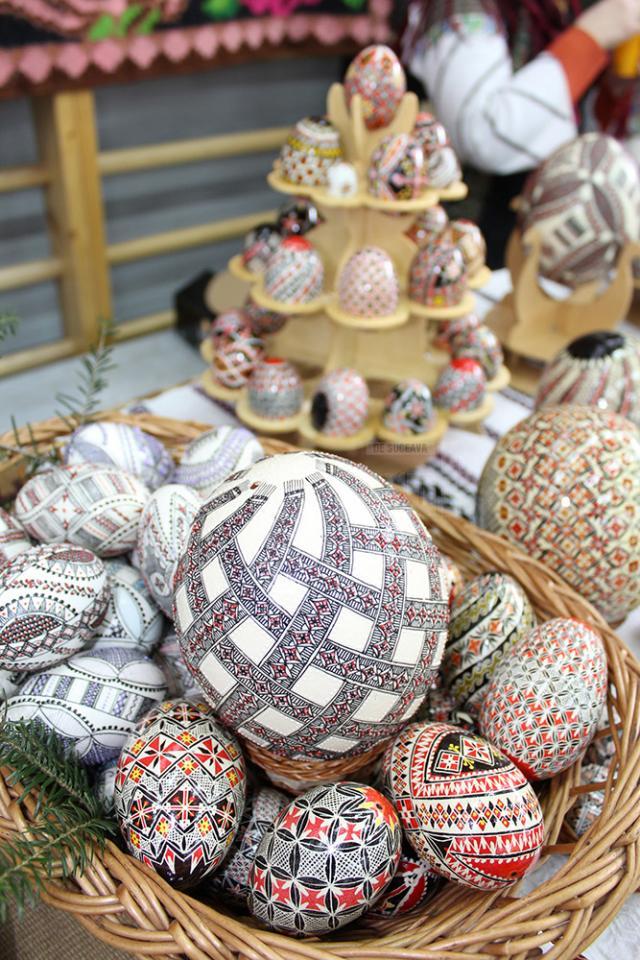 Minunile create de gospodinele din Bucovina, expuse la Festivalul Ouălor Încondeiate de la Moldoviţa