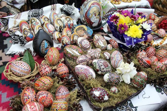 Minunile create de gospodinele din Bucovina, expuse la Festivalul Ouălor Încondeiate de la Moldoviţa