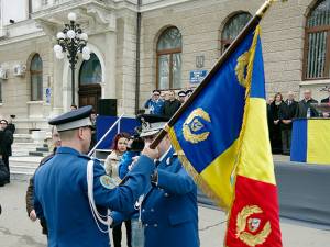 Drapelul de luptă, înmânat de generalul-maior Mircea Olaru, lt-colonelului Mihai Marian Lungu, inspectorul-şef al Jandarmeriei Suceava