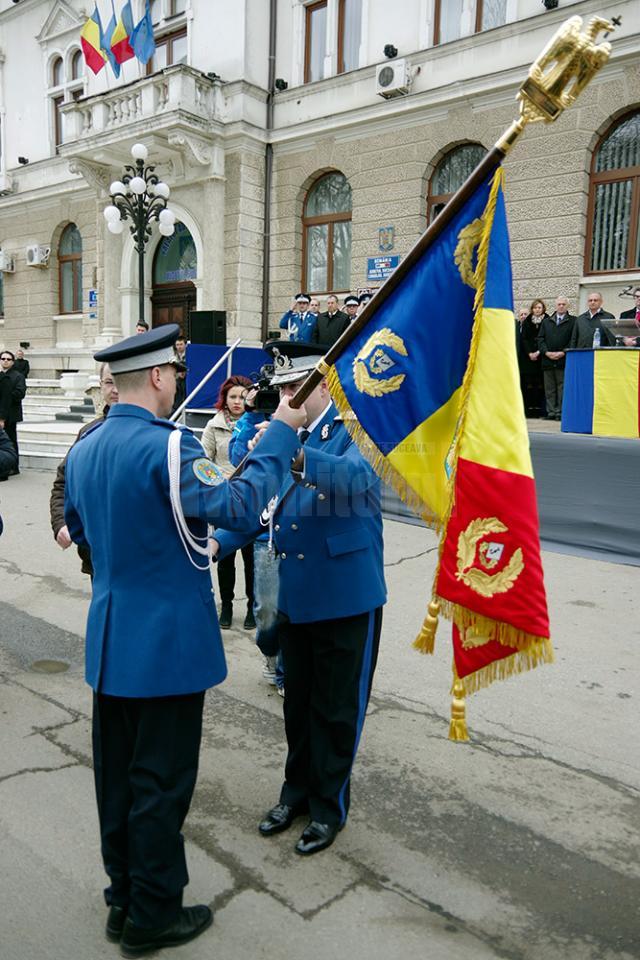 Drapelul de luptă, înmânat de generalul-maior Mircea Olaru, lt-colonelului Mihai Marian Lungu, inspectorul-şef al Jandarmeriei Suceava
