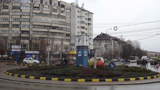 Lalelele de pe spatiile verzi din Burdujeni au început deja să dispară, chiar de nu au înflorit încă