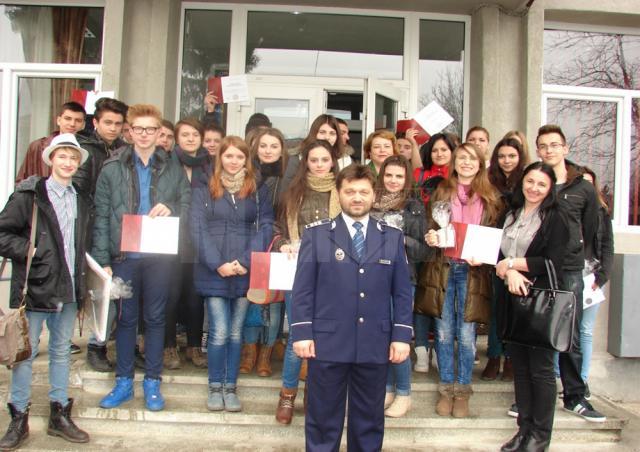 Agentul-şef adjunct Cristi Pădurariu şi elevii de la Colegiul de Artă „Ciprian Porumbescu” Suceava