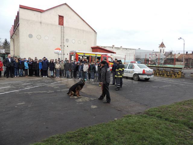 Pompierii şi poliţiştii au făcut o demonstraţie în faţa elevilor de la Şcoala „Bogdan Vodă”
