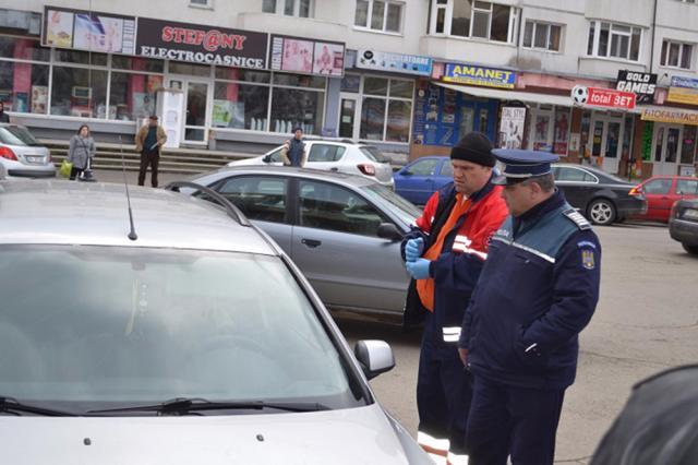 Atacatorul a fost încătuşat de poliţişti. Foto: ziaruldepenet