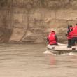 Pompierii Inspectoratului pentru Situaţii de Urgenţă (ISU) Suceava caută, de duminică, trupul bărbatului, care, se bănuieşte, s-ar fi înecat în râul Suceava