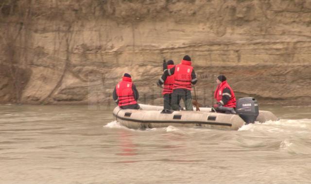 Pompierii Inspectoratului pentru Situaţii de Urgenţă (ISU) Suceava caută, de duminică, trupul bărbatului, care, se bănuieşte, s-ar fi înecat în râul Suceava