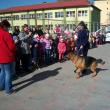 Un câine poliţist, însoţit de dresoarea Aspazia Puiu, poliţist al IPJ Suceava, le-a demonstrat celor 450 de preşcolari modul în care o sprijină şi o apără de un ,,infractor”