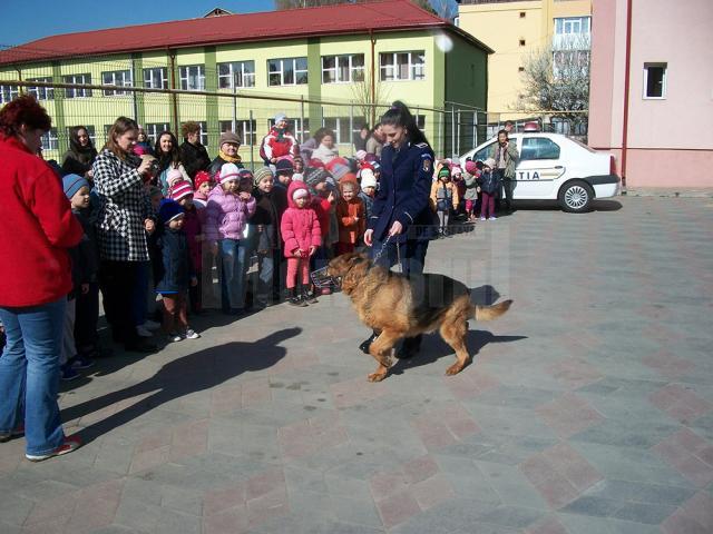 Un câine poliţist, însoţit de dresoarea Aspazia Puiu, poliţist al IPJ Suceava, le-a demonstrat celor 450 de preşcolari modul în care o sprijină şi o apără de un ,,infractor”