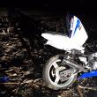 Cei doi tineri care erau pe motocicletă au fost proiectaţi violent pe ogorul de la marginea drumului judeţean