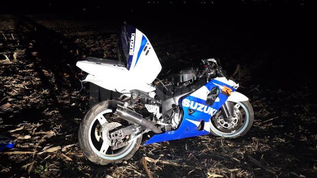 Cei doi tineri care erau pe motocicletă au fost proiectaţi violent pe ogorul de la marginea drumului judeţean